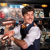 Shake it! Bartender Aron Grossmann bei der Arbeit.