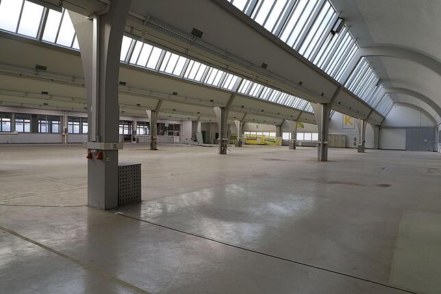 Wenn in die Halle junge Unternehmen einziehen, wird sie in kleine Stücke zerteilt werden müssen. So großzügig und fast monumental wird ...