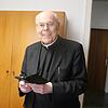 Zeitgemäß: Trotz seines 85. Geburtstages geht Pfarrer Hans Jürgen Allgaier mit der Zeit und besitzt seit Weihnachten ein Smartphone mit ...