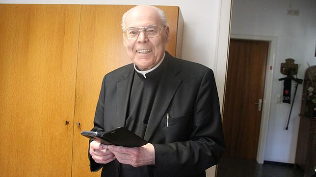Zeitgemäß: Trotz seines 85. Geburtstages geht Pfarrer Hans Jürgen Allgaier mit der Zeit und besitzt seit Weihnachten ein Smartphone mit ...