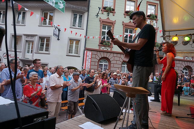 Bild 1: Bilder von den Besuchern beim Tiengener Jazzfest