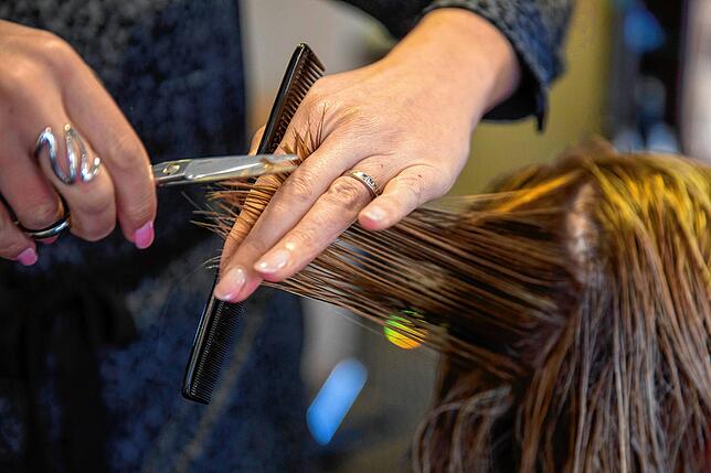 In Deutschland gibt es derzeit 80.616 Frisörbetriebe – vom Einmannbetrieb bis zum Salon mit zehn und zwölf Mitarbeitern. 88,5 ...