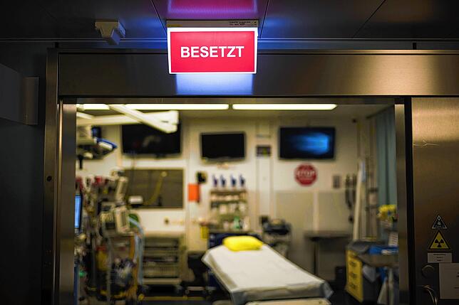 Eine Überlastung der Krankenhäuser soll vermieden werden. Doch die Schweiz will keine Einschränkungen mehr – vielmehr soll der ...