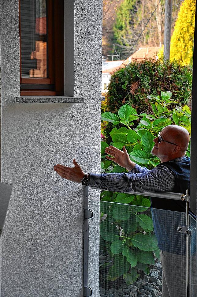 Stefan Fricker an der Stelle des Hauses neben der Kellertreppe, wo er sich eine zweite Eingangstür für die abgetrennte Wohnung im ...