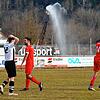 Torjubel in Geisingen. Und im Hintergrund lässt die Feuerwehr Wasser ab.
