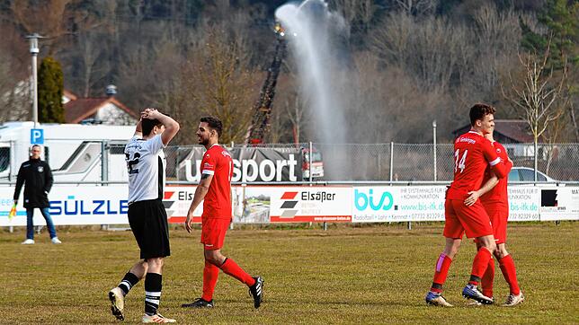 Torjubel in Geisingen. Und im Hintergrund lässt die Feuerwehr Wasser ab.