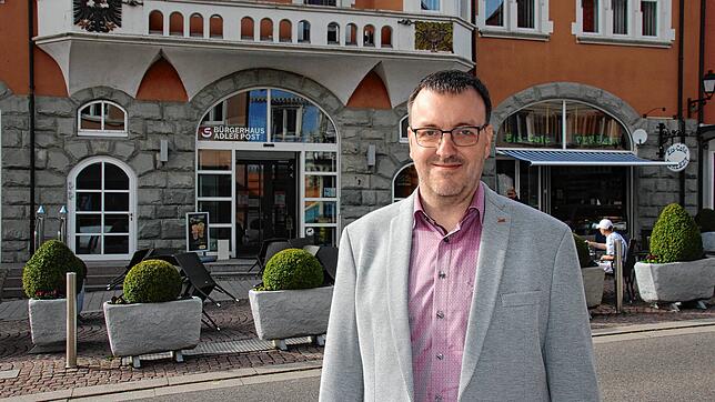Michael Dorell ist neu in den Gemeinderat aufgenommen worden, der aktuell noch im Bürgersaal der Adler-Post tagt. Bild: Dominique Hahn