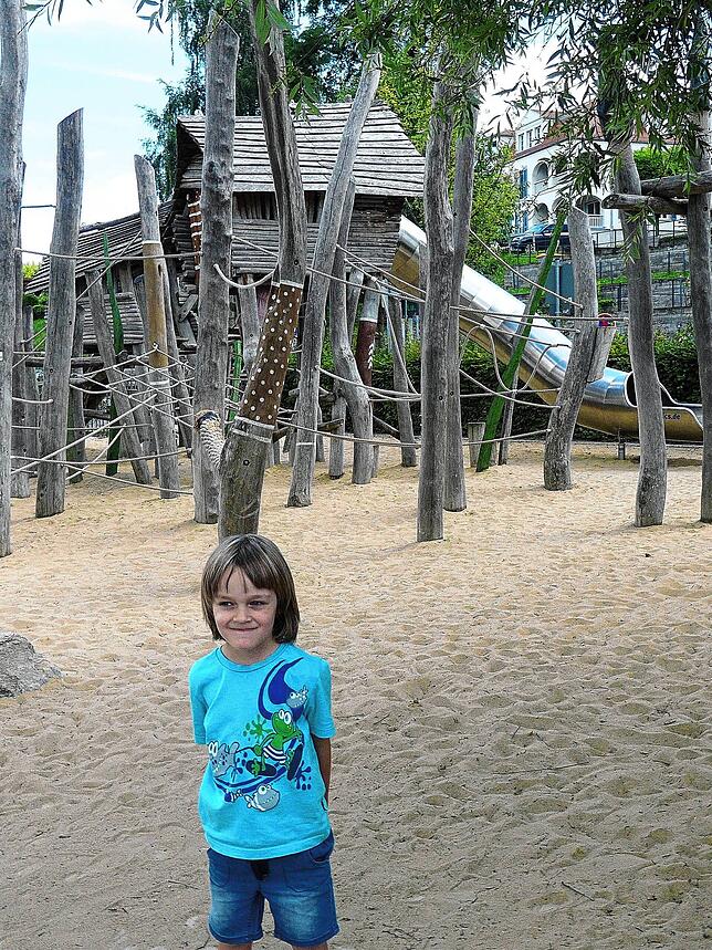 Benedikt gefällt es auf dem Spielplatz.
