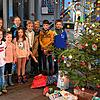 Mit Freude und Stolz überreichten die fleißigen Sammler aus Oberlauchringen im weihnachtlich geschmückten Foyer des Rathauses Geschenke ...