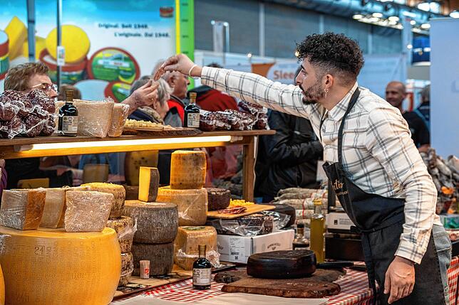 Nadir Guenichi verteilt Kostproben seiner italienischen Delikatessen.