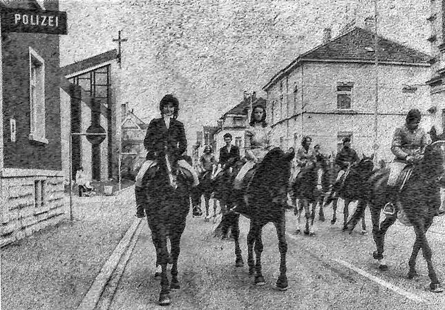 Der Sonntagsritt des Radolfzeller Reitclubs führt am 25. November 1973 an der Polizeiwache vorbei.