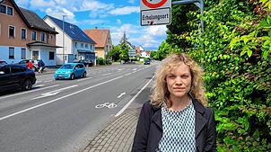 Anwohnerin Anika Konsek kämpft für ganztägig Tempo 30 in der Radolfzeller Straße in Markelfingen. Sie hat dafür insgesamt 60 ...