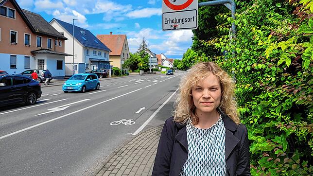 Anwohnerin Anika Konsek kämpft für ganztägig Tempo 30 in der Radolfzeller Straße in Markelfingen. Sie hat dafür insgesamt 60 ...