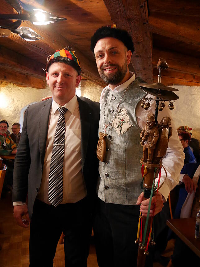 International: Oliver Jehle (rechts), der Chefankläger der Narrenzunft Bad Säckingen, verlieh Beat Käser, Gemeindeammann von Stein, das ...