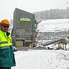 Bereichsleiter Hansruedi Reinli vor dem Porphyrwerk Detzeln mit den Brecheranlagen und der Abbruchwand im Ostbruch.