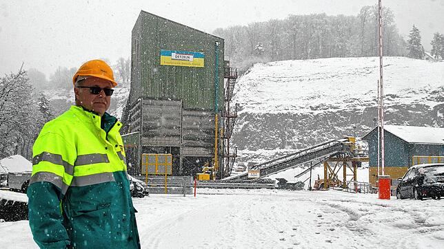 Bereichsleiter Hansruedi Reinli vor dem Porphyrwerk Detzeln mit den Brecheranlagen und der Abbruchwand im Ostbruch.