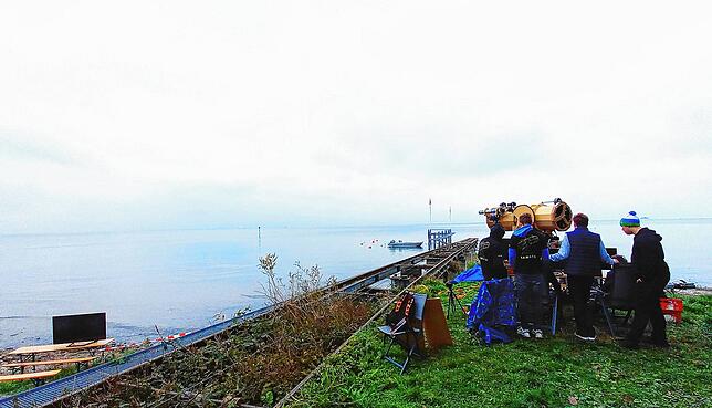 Gar nicht so leicht zu erkennen: Draußen auf dem Wasser segeln Jugendliche bei der „Claude-Dornier-Regatta“ um die Wette. ...