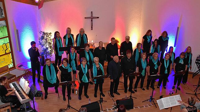 Mit Gospel, Lobpreis, Filmmusik, Pop und Musikeindrücken aus fernen Ländern zieht der Gospelchor der evangelischen Jakobusgemeinde ...
