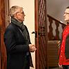 Amtsinhaber Robert Scherer und Gegenkandidat Theodor Artiles Pflüger (von links) begegnen sich im Rathaus in Meersburg.
