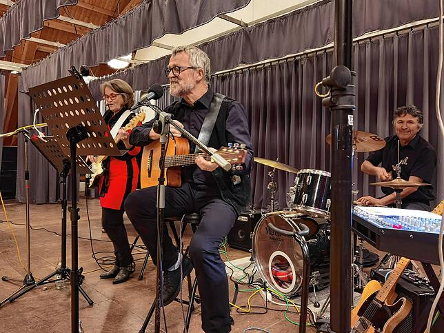 Die Meersbuger Band Fivepack sorgte für Stimmung im Rathaussaal.
