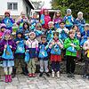 Die Kindergartenkinder des Kindergarten Wunderfitz präsentieren ihre Ostersäckchen, die sie aus vielen Verstecken geholt haben. Die ...