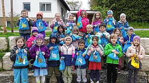 Die Kindergartenkinder des Kindergarten Wunderfitz präsentieren ihre Ostersäckchen, die sie aus vielen Verstecken geholt haben. Die ...
