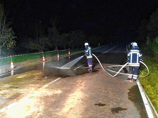 Die Feuerwehr reinigte die verschmutzte Fahrbahn, bevor die Straße gegen 21 Uhr wieder freigeben wurde.