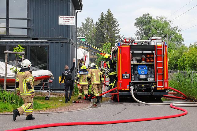 Bild 12: Einsatzkräfte verhindern Schlimmeres – Bilder vom Brand im Industriegebiet