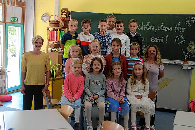 Klasse 1a: Die Erstklässler mit ihrer Klassenlehrerin Franziska Schlee (rechts) und Lehrerin Maria Wiggenhauser