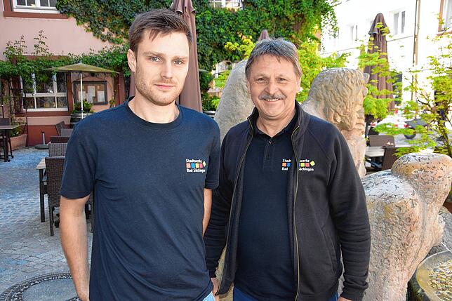 Teamleiter Björn Berger (links) und Projektleiter Andreas Spitz von den Stadtwerken Bad Säckingen, sind mit dem Fortschritt der ...