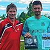 Staffelleiter Albert Reiner (links) überreicht Hrvoje Jozinovic von der NK Hajduk VS eine Auszeichnung für Fairplay.