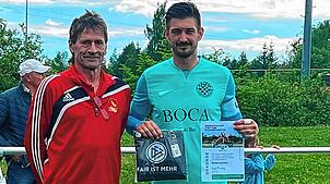 Staffelleiter Albert Reiner (links) überreicht Hrvoje Jozinovic von der NK Hajduk VS eine Auszeichnung für Fairplay.
