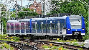 Die Bodensee-Oberschwaben-Bahn (BOB) fährt in den Bahnhof Friedrichshafen ein. Geschäftsführerin Magdalena Linnig stellte die Zahlen für ...