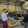 Die beiden Geschäftsführer von GCS, Philipp von Michaelis (links) und Markus Zurkirchen, deuten in der Werkshalle im Industriegebiet ...