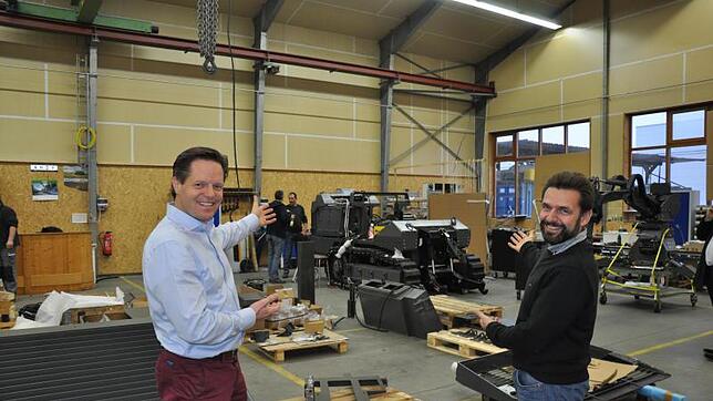Die beiden Geschäftsführer von GCS, Philipp von Michaelis (links) und Markus Zurkirchen, deuten in der Werkshalle im Industriegebiet ...