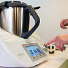 Eine Frau bedient einen Thermomix TM5.