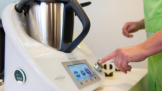 Eine Frau bedient einen Thermomix TM5.