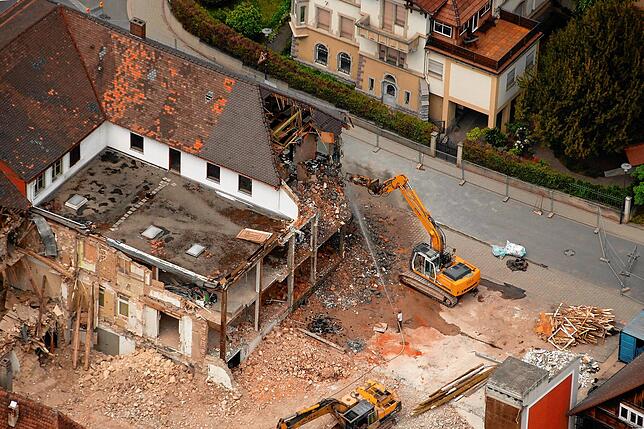 Stück für Stück trugen die Baumaschinen die alten Gebäude ab.