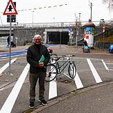 Anwohner Gerhard Moll stört sich an der schraffierten Fläche vor dem historischen Ensemble an der Seestraße 1 und an den ...