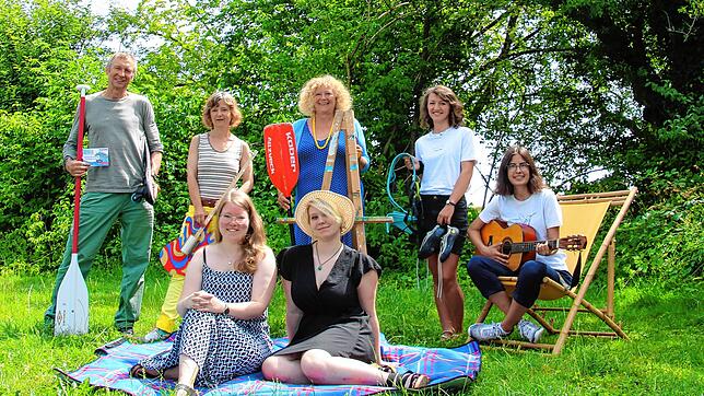 Freuen sich über das fertige Sommerferienprogramm: Rolf Weißhaupt, Anna Görlich, Eva-Maria Beller, Karina Fuhrmann, Elea Magerinos ...