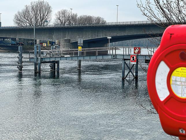 Der Bootsanleger beim Bodenseeforum ist verwaist. Von hier verkehrte der Wasserbus bis zum Konstanzer Hafen. Im Hintergrund ist die ...