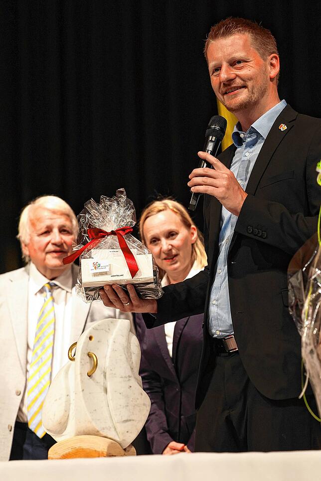 Bild 21: Festakt 50 Jahre Städtepartnerschaft in der Markolfhalle