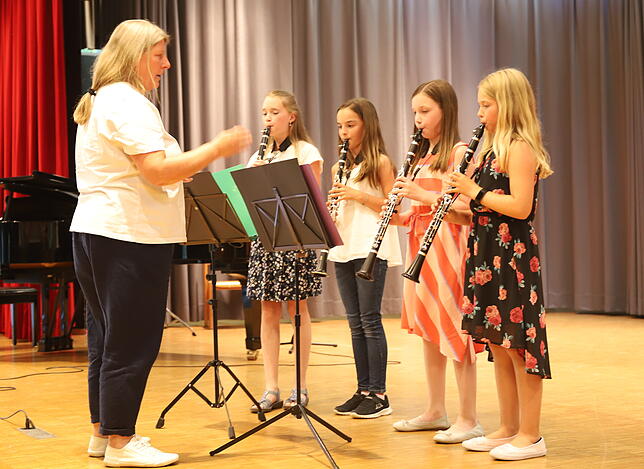 Sarah Wolfensberger, Chiara Hägele, Lisa Fröhlich und Leonie Munz (von links) traten als Quartett auf, dirigiert von Elke Verini.