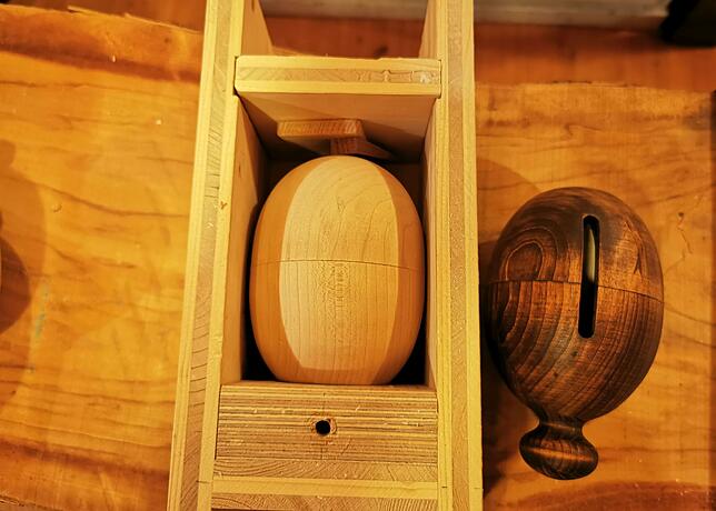 Bild 3: Da braucht&lsquo;s Gefühl für das Material: Der Markdorfer Andreas Beck drechselt aus Holz die Glocken für das Kaujohlegschell
