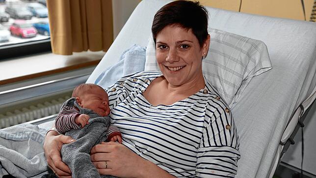 Neujahrsbaby Luise Sibold mit Mama Christiane aus Leipferdingen.