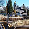Der Bau des neuen Hotels am Fischbacher Seeufer hat begonnen. Gegen die Genehmigung geht der BUND nun gerichtlich vor.