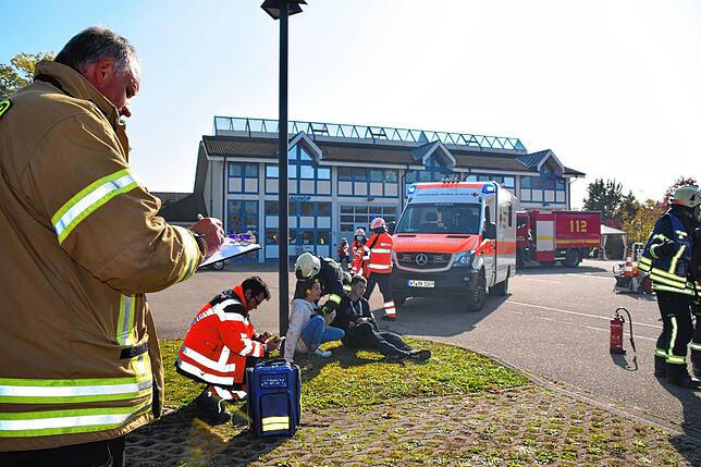 Führungskräfte und Ausbilder beider Hilfsorganisationen beobachteten den Übungsablauf und machten sich Notizen für die abschließende ...