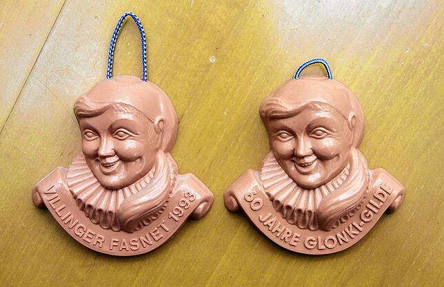 Links im Bild, das Umzugsabzeichen aus dem Jahr 1993 mit korrekter Beschriftung „Villinger Fasnet“. Rechts daneben ist die ...