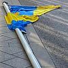 In einem Fall in Villingen-Schwenningen wird der Mast mit der Ukraine-Flagge vor dem Rathaus in Schwenningen umgesägt. Hier ermittelt ...