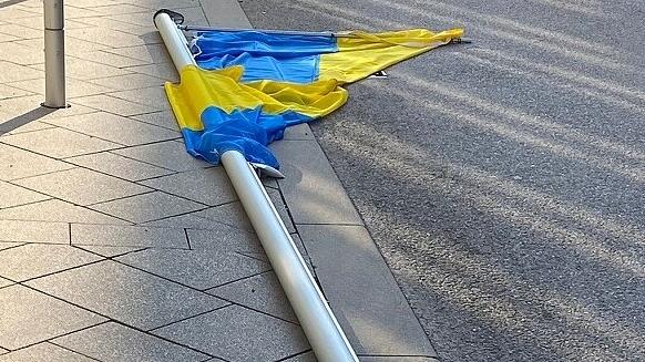 In einem Fall in Villingen-Schwenningen wird der Mast mit der Ukraine-Flagge vor dem Rathaus in Schwenningen umgesägt. Hier ermittelt ...